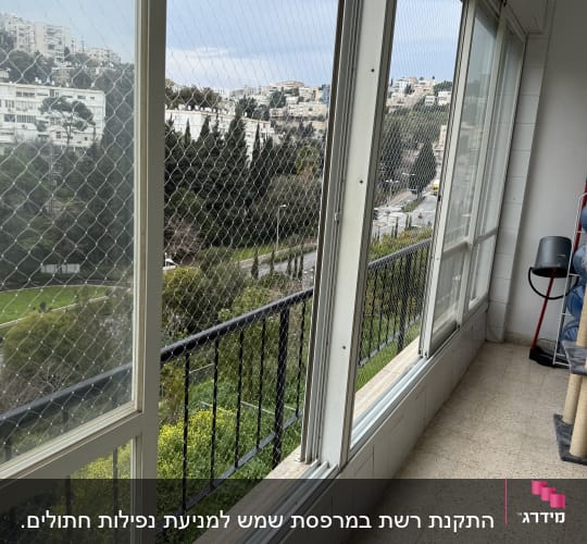 רשת הגנה על חלון למניעת כניסת יונים
